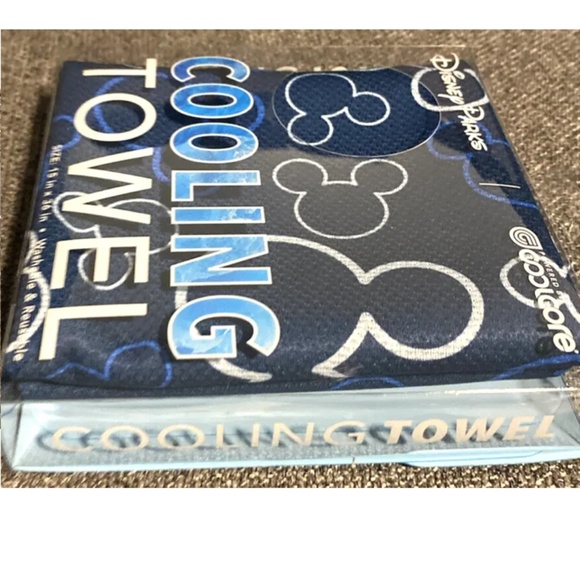 NWT Cooling Towel BLUE Mickey Mouse Icon Disney Parks New In Box - Picture 4 of 4